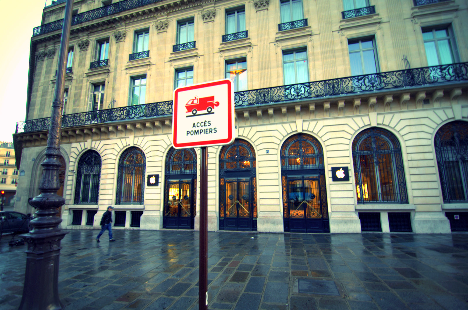 Apple Store Paris Robbed