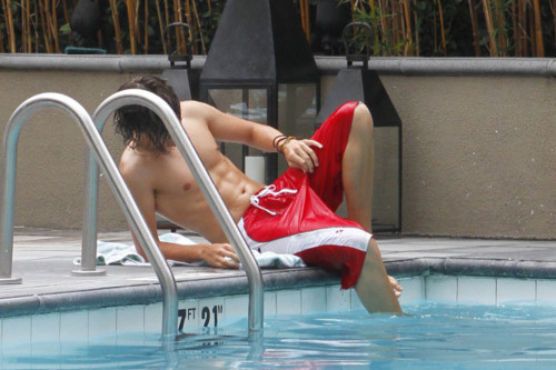 Harry Styles Shirtless Pics